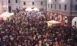 La Sagra della Vernaccia fa il pieno a Serrapetrona: oltre 2000 persone sabato con i Mas Flow
