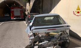 Incidente tra due auto in galleria: intervengono i vigili del fuoco - FOTO