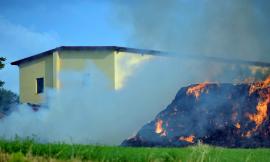 Loro Piceno, un fulmine provoca un incendio