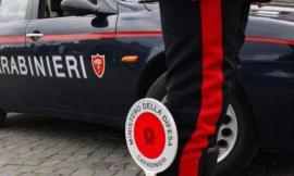 Montelupone, scavalca la rete di una casa per nascondersi al fidanzato