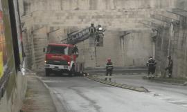 Distacchi al "sottopasso", allarme in Via Mattei. Al lavoro Vigili del Fuoco e tecnici - FOTO