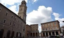 Macerata vive il Natale, countdown per la pista di pattinaggio su ghiaccio