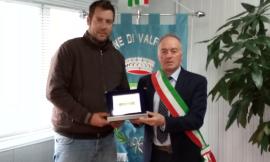 Valfornace, Mirko Caramanti premiato in comune con la targa di benemerenza