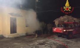 Fiamme nel casolare, evacuati gli occupanti (FOTO)