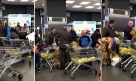 Olio a metà prezzo: niente risse a Civitanova ma qualcuno ha fatto incetta
