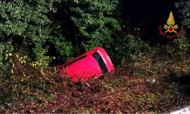 Castelraimondo, finisce fuori strada con l'auto nel cuore della notte