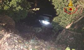 Castelraimondo: con l'auto nel fiume