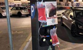 Sacche di sangue sui parchimetri, "ci stanno dissanguando"