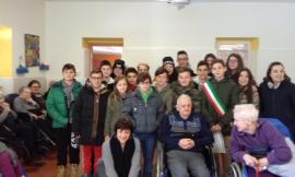 Castelraimondo, il consiglio comunale dei ragazzi porta gli auguri di Natale agli anziani della Casa di ospitalità