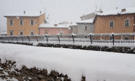 Visso coperta dalla neve: "Se non fosse per i puntellamenti sembrerebbe quasi normale" (FOTO)