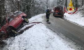 Camporotondo, auto finisce fuori strada per la neve: i Vigili la recuperano (FOTO)