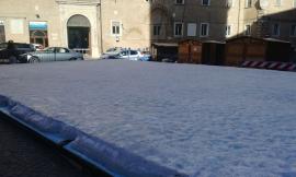 Macerata. Pista di ghiaccio ancora in Piazza: continuano le operazioni di disgelo