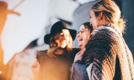 Posto fisso a 56 anni, le amiche festeggiano e le rompono una costola