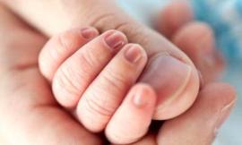 Civitanova, la bimba ha fretta di nascere: donna partorisce sulla panchina