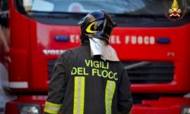 Valfornace, vasto incendio a ridosso di una zona boschiva: pronto intervento dei Vigili del Fuoco