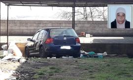 Schiacciata dall'auto mentre raccoglie la legna per scaldarsi: muore una donna (FOTO)