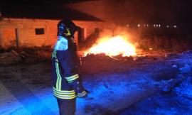 Corridonia, incendio all'esterno di un casolare: paura per i residenti (FOTO)