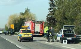 "L'auto della Polizia Locale e l'autovelox non erano ben visibili": la rabbia social dopo l'incidente sulla SS77