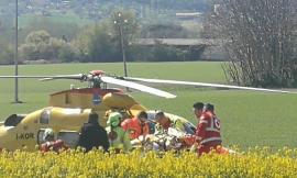 Passo di Treia, Incidente tra due auto lungo la SP 361: due feriti. Interviene l'eliambulanza (FOTO)