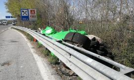 Civitanova, gomme e sacchetti abbandonati a lato della piazzola di sosta in superstrada (FOTO)