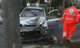 Montelupone, finisce con l'auto contro un albero: paura per un 50enne (FOTO)