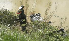 Passo di Treia, tragedia sfiorata: terribile volo con l'auto sul fiume Potenza (FOTO e VIDEO)
