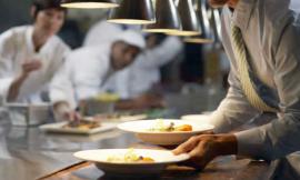 Cliente senza mascherina, commesso si rifiuta di servirlo: illegittimo il licenziamento