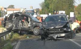Montecassiano, frontale tra due auto: gravi padre e figlio (FOTO E VIDEO)