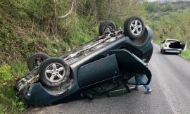 Castelraimondo, carambola lungo la provinciale 22: paura per il conducente dell'auto