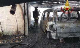 Casette Verdini, auto in fiamme nel cortile di una casa: intervengono i Vigili del Fuoco (FOTO)