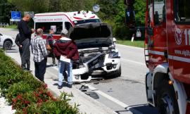 Passo San Ginesio, violento frontale tra due auto: una finisce in un campo (FOTO)