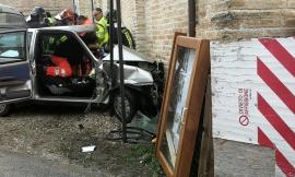 Urbisaglia, donna accusa un malore alla guida e finisce contro la chiesa: è in codice rosso (FOTO e VIDEO)