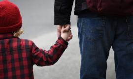 Mamma non autorizzata entra a scuola per prendere il figlio: attenzione alla condanna per interruzione di pubblico servizio