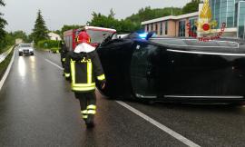 Castelraimondo, urta contro il palo e si ribalta con l'auto (FOTO)