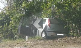 Macerata, va lungo in curva e finisce nella scarpata con la Fiat Punto (FOTO)