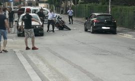 Macerata, incidente in Via Pace, coinvolte una moto e due auto: un ferito (FOTO)