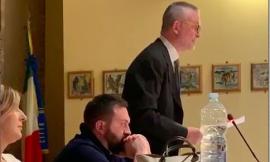Prima Treia al vetriolo durante il primo Consiglio Comunale: "Fuori dall'aula per stare dentro le regole"
