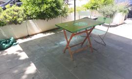 Civitanova, panico sul corso: uomo lancia fumogeni al gazebo della Lega - FOTO