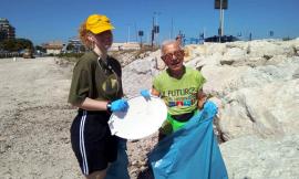 Civitanova, volontari puliscono la spiaggia: "Una discarica a cielo aperto" (FOTO)