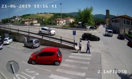 Castelraimondo, anziano "abbracciato" e derubato di una catenina: arrestata una donna e il suo compagno