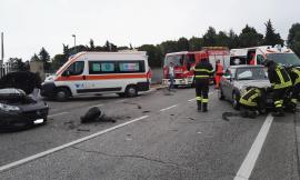Macerata, scontro tra due auto in via dei Velini (FOTO e VIDEO)