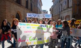 San Ginesio, sciopero per il clima: flash mob degli alunni dell'Istituto "Tortoreto"