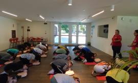 Sarnano, l'utilizzo del defibrillatore nelle scuole: a lezione con la Croce Rossa