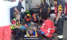 Morrovalle, operaio infilzato dai ferri ad entrambe le ginocchia: è grave