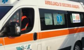 Serrapetrona, camion si ribalta lungo la statale “Val di Chienti”: interviene il 118