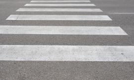 Il pedone attraversa la strada parlando al cellulare: è sua la responsabilità dell'investimento?
