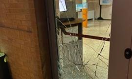 Montecosaro, tentano di assaltare la banca nella notte: porta a vetri in frantumi