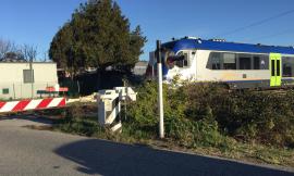 Pollenza, auto si abbatte contro la sbarra del passaggio a livello: traffico bloccato (FOTO)