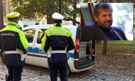 Macerata, esce di casa e trova le auto danneggiate: "Individuato il responsabile grazie ai vigili"