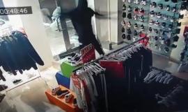 Porto Recanati, furto all'AW LAB: 21enne aggredisce i carabinieri al momento dell'arresto (FOTO e VIDEO)
